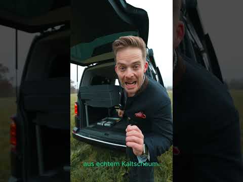 Mann präsentiert im geöffneten VW Camper eine Kaltschaummatratze von shogazi® für verbesserten Schlafkomfort beim Camping